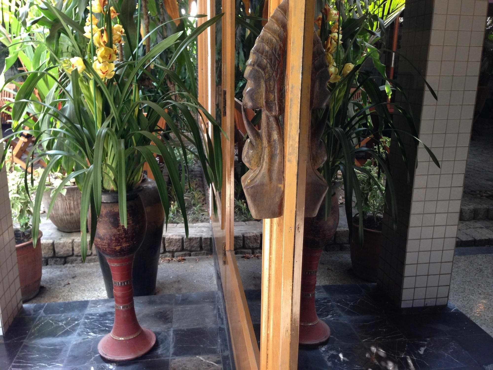 Classique Inn Yangon Exterior photo